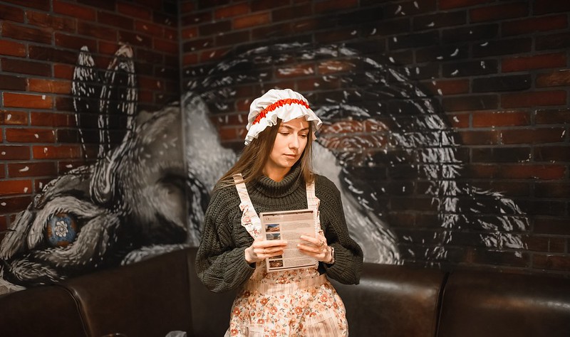 Выездные квесты на Международный женский день: организаторы проводят игру в школе St. Petersburg