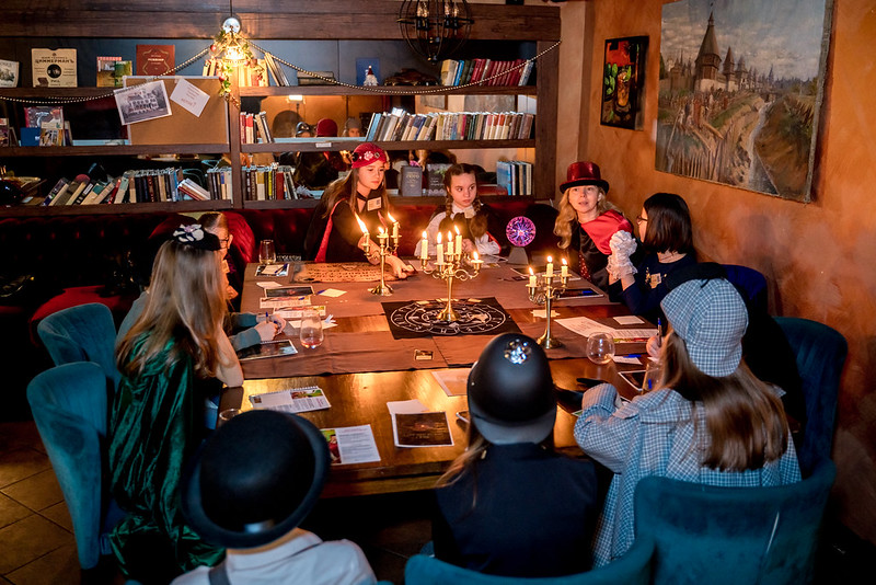 Дети разгадывают загадки в семейном квесте Хэллоуина в St. Petersburg