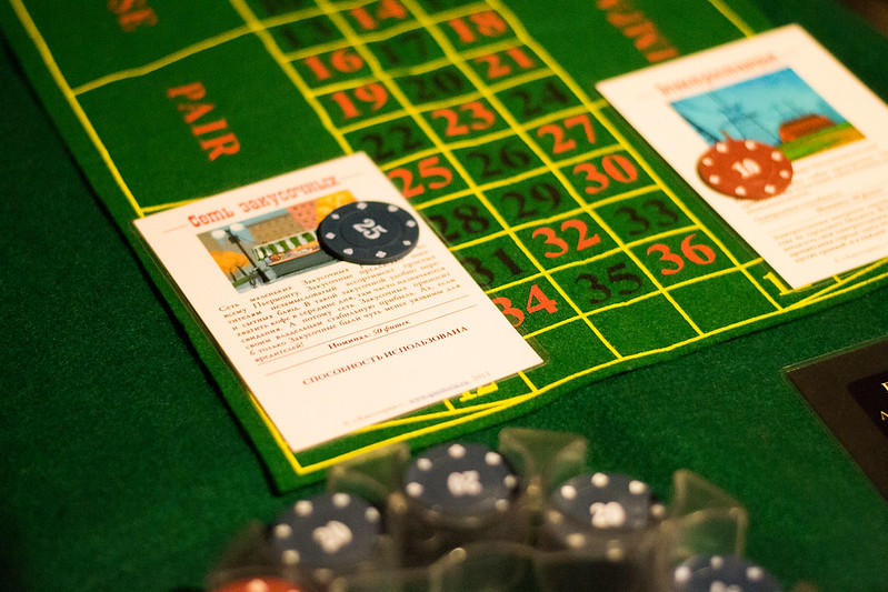 Ведущий развлекает гостей на корпоративе в St. Petersburg