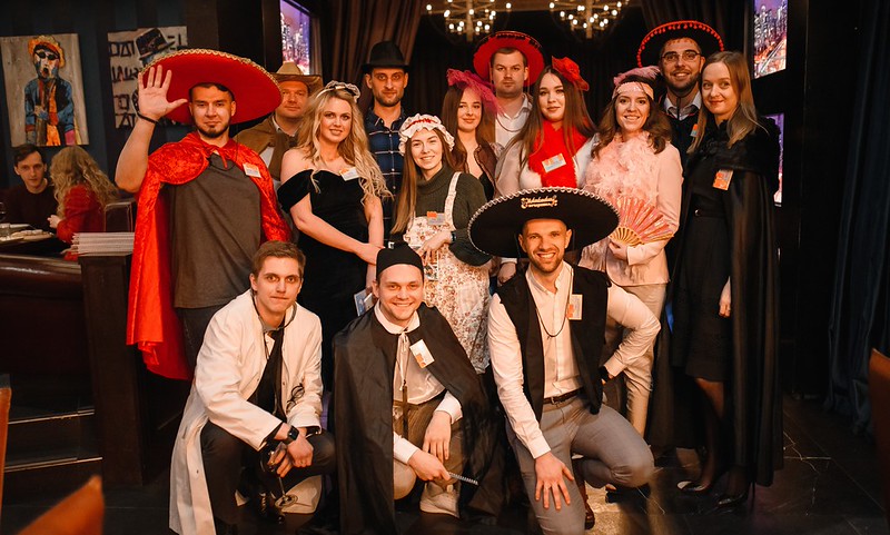 Корпоратив на Новый год в St. Petersburg — празднично украшенный банкетный зал